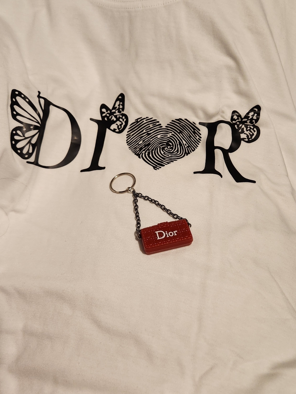 NEW IN PACKAGE FASHION SIZE LARGE WHITE T Shirt & Red Keychain